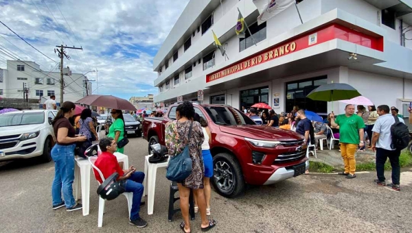 Manifestação na Câmara: Servidores da Educação em greve bloqueiam rua Hugo Carneiro e cobram apoio dos vereadores da Capital