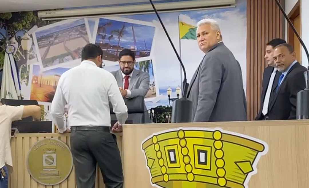 Sessão na Câmara não começa no horário estabelecido pela mesa diretora; apenas 10 dos 21 vereadores chegaram no horário combinado