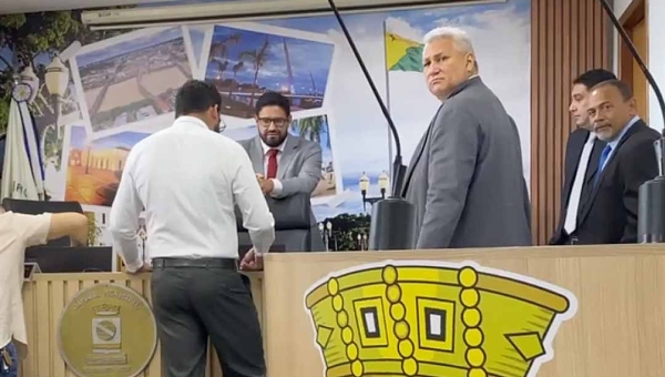 Sessão na Câmara não começa no horário estabelecido pela mesa diretora; apenas 10 dos 21 vereadores chegaram no horário combinado