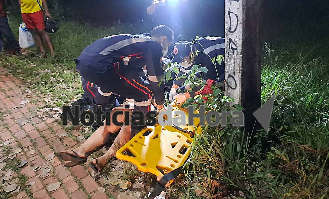 Mulher perde controle de motocicleta em curva e por pouco não colide com poste de energia em Rio Branco