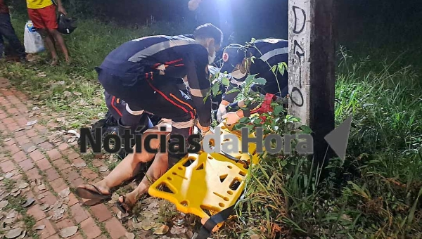 Mulher perde controle de motocicleta em curva e por pouco não colide com poste de energia em Rio Branco