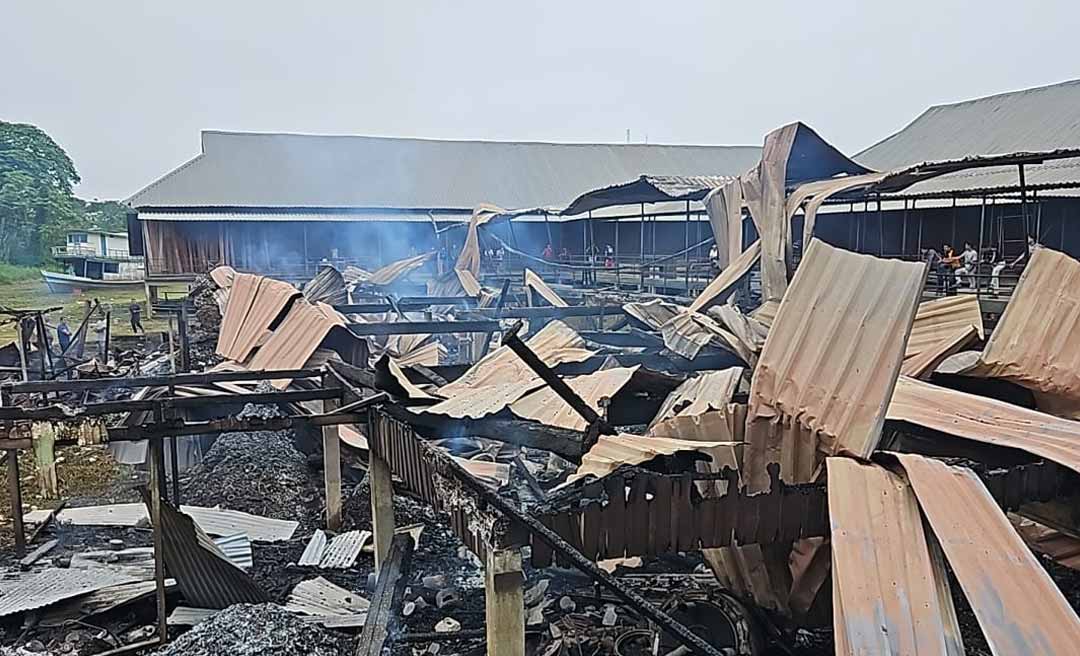 Fogo atinge parte do Polo Moveleiro de Cruzeiro do Sul e um dos galpões fica completamente destruído