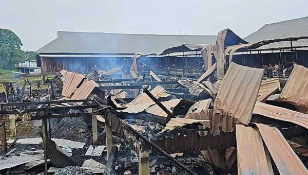 Fogo atinge parte do Polo Moveleiro de Cruzeiro do Sul e um dos galpões fica completamente destruído