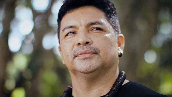 Pesquisador lança obra baseada na vivência de liderança do povo Apurinã