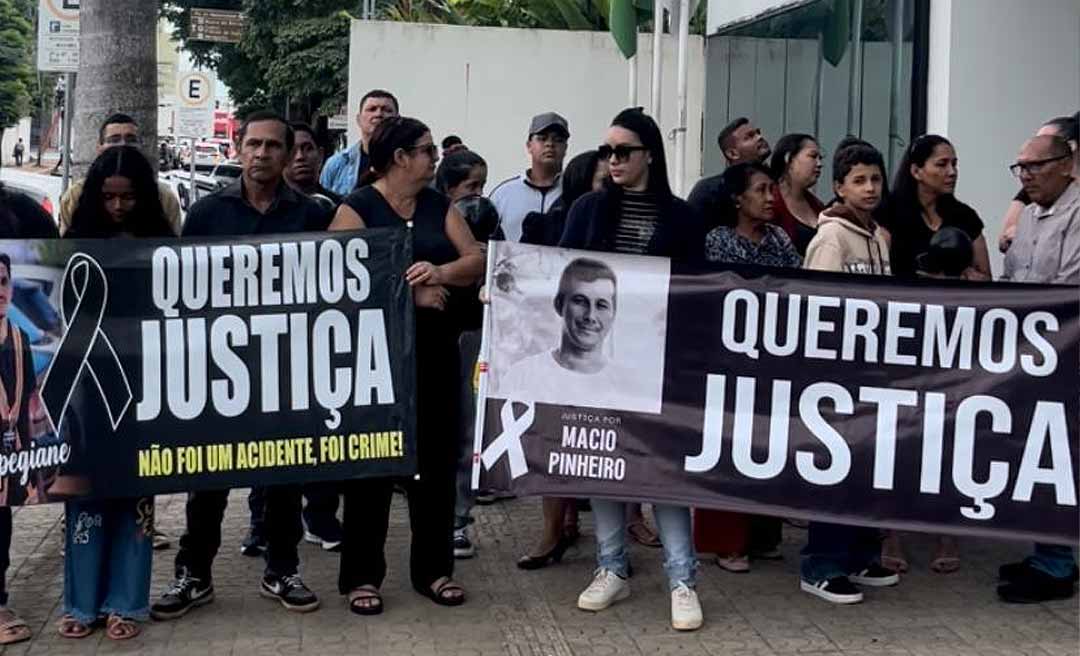 Familiares de vítimas de acidente de trânsito na BR-364 protestam por justiça em frente ao Ministério Público no Acre