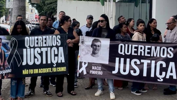 Familiares de vítimas de acidente de trânsito na BR-364 protestam por justiça em frente ao Ministério Público no Acre