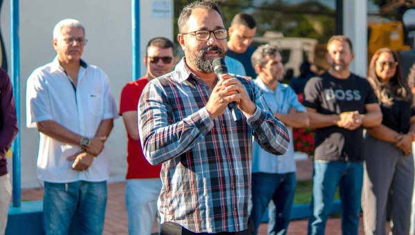 Com 9 frentes de serviço, Prefeitura de Feijó inicia abertura de ramais