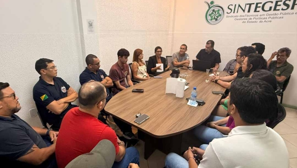 Durante reunião na sede do SINTEGESP, representantes de servidores públicos debatem cenário fiscal do Estado do Acre