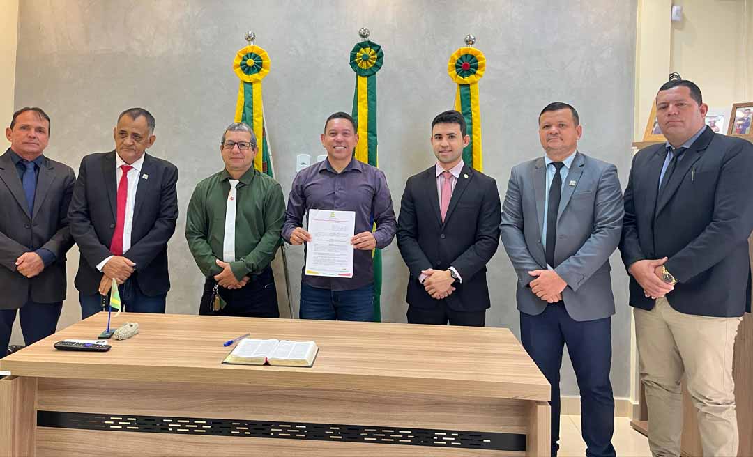 Prefeito Jerry Correia sanciona criação da Procuradoria-Geral ao lado dos vereadores