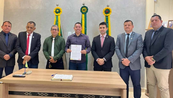 Prefeito Jerry Correia sanciona criação da Procuradoria-Geral ao lado dos vereadores