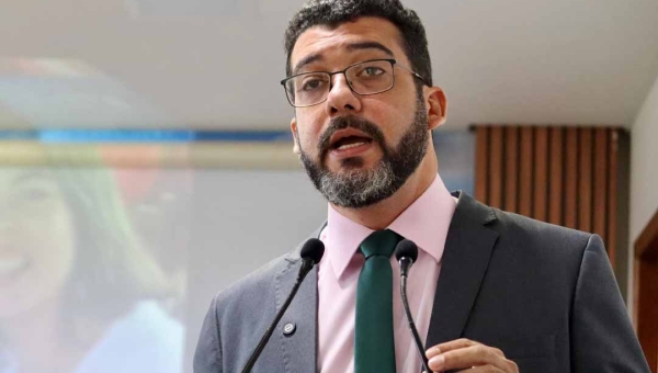 André Kamai denuncia ausência de profissional para alimentar aluno por sonda; Seme diz que busca uma solução para o caso