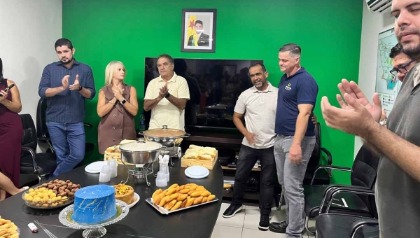 Carlinhos, o coração firme do Saneacre ganha festa surpresa para celebrar mais uma primavera