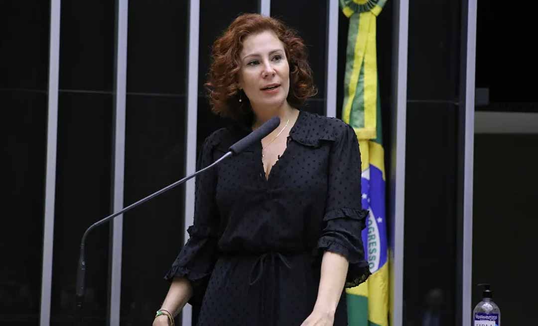 Moraes manda prender Carla Zambelli após deputada deixar o país e pede inclusão na lista da Interpol