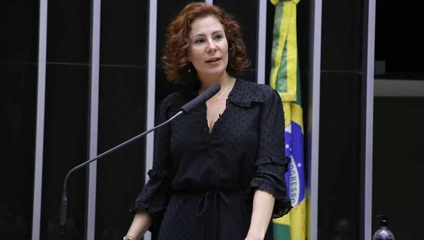 Moraes manda prender Carla Zambelli após deputada deixar o país e pede inclusão na lista da Interpol