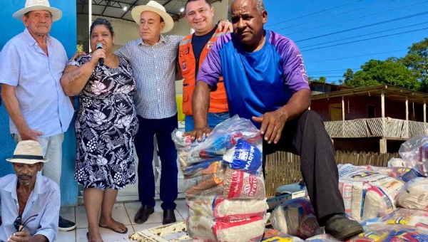 Prefeito Tião Bocalom entrega cestas básicas a famílias do Belo Jardim atingidas por desastres naturais