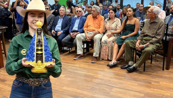 Ao comemorar os 50 anos da Expoacre, Aleac abre as porteiras para o agronegócio com direito a som de berrante e moda de viola