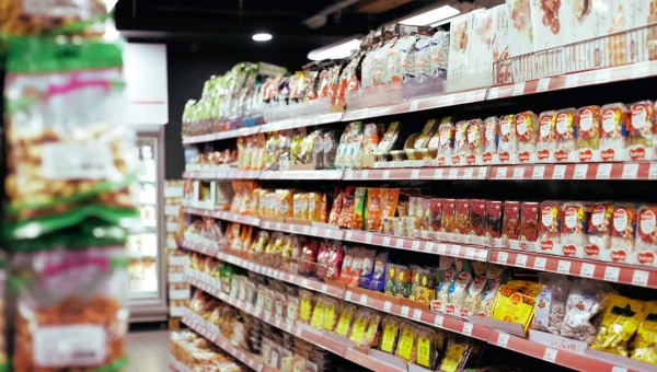 Comércios que vendem alimentos e estabelecimentos de saúde terão prioridade na emissão de alvarás