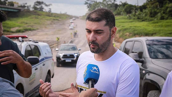 Nicolau Júnior cobra início imediato da reconstrução da BR-364 durante chegada da caravana em Tarauacá