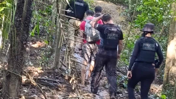 Operação conjunta das Polícias Civis do Acre e Amazonas prende homem por descumprimento de medida protetiva e porte ilegal de arma de fogo