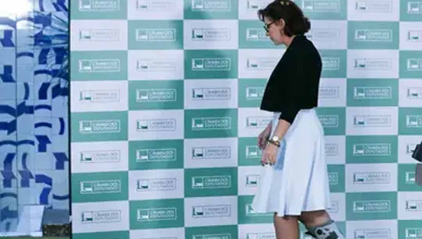 Câmara dos Deputados autoriza licença de 127 dias à deputada Carla Zambelli