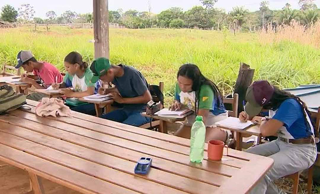 Equipe do Fantástico vem ao Acre investigar denúncia sobre crianças estudando em antigo curral no Bujari