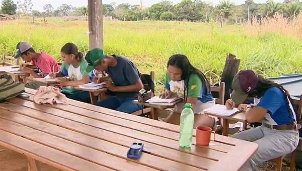 Equipe do Fantástico vem ao Acre investigar denúncia sobre crianças estudando em antigo curral no Bujari