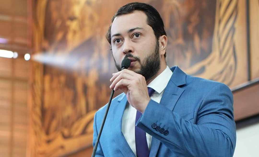 Com crianças estudando em curral, governo renova contrato de jatinho por R$ 8,5 milhões, denuncia Jarude