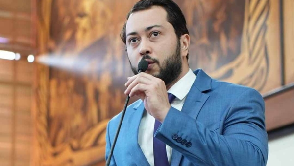 Com crianças estudando em curral, governo renova contrato de jatinho por R$ 8,5 milhões, denuncia Jarude