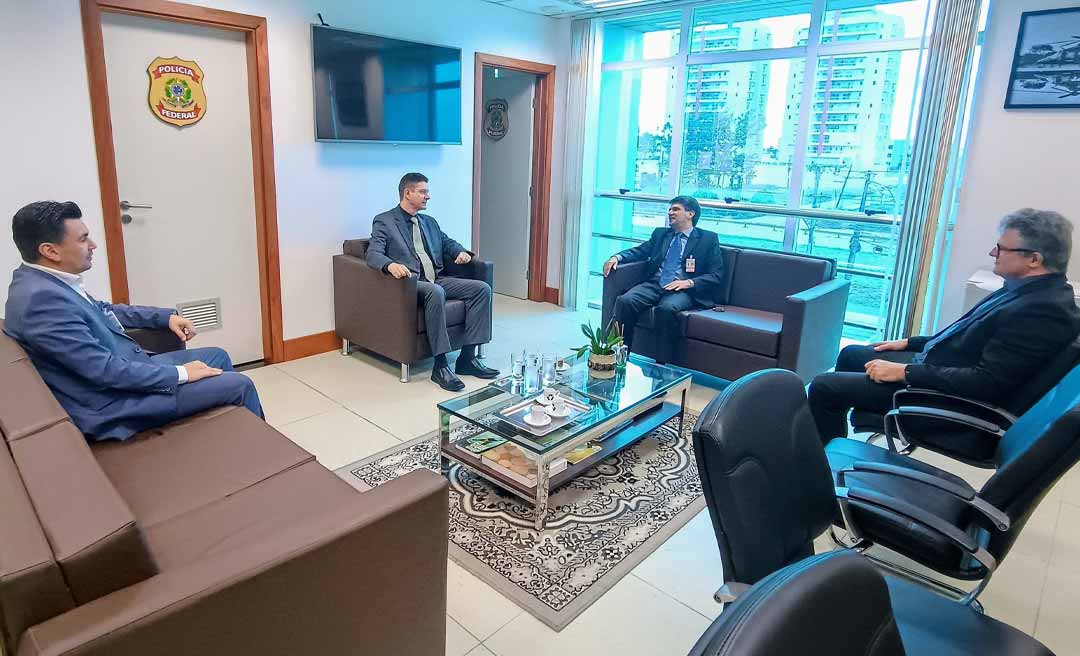 Emylson Farias e Martin Hessel se reúnem com superintendente da Polícia Federal e defendem união dos delegados do Acre