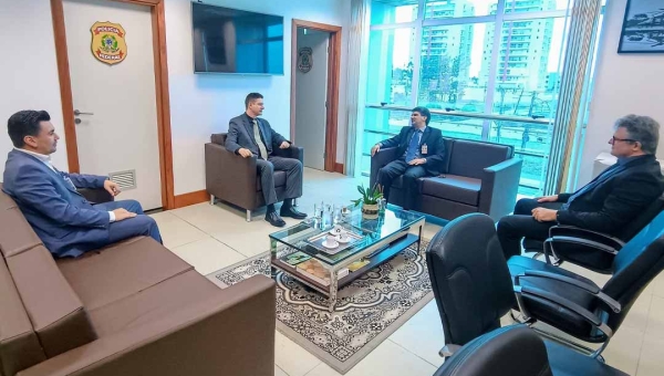 Emylson Farias e Martin Hessel se reúnem com superintendente da Polícia Federal e defendem união dos delegados do Acre