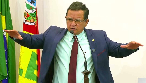 Luiz Gonzaga diz que Educação do Acre avançou na gestão de Aberson Carvalho e cita reportagem do NH