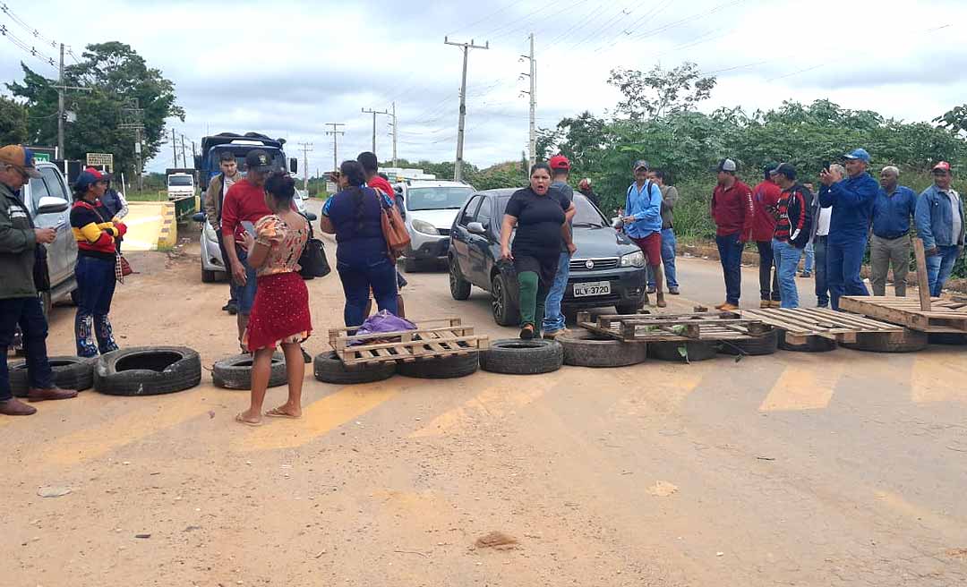 Trabalhadores rurais fecham a AC-90 em retaliação à Operação deflagrada pelo ICMBio na Reserva Chico Mendes