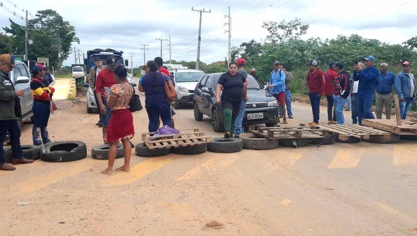Trabalhadores rurais fecham a AC-90 em retaliação à Operação deflagrada pelo ICMBio na Reserva Chico Mendes