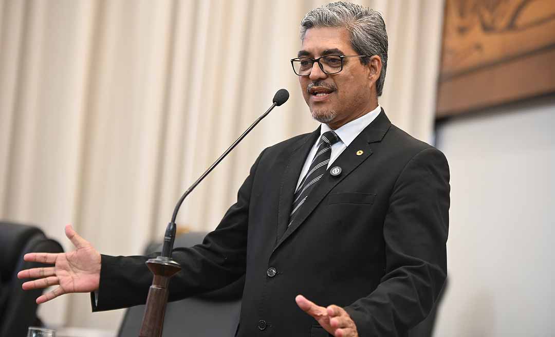 Alunos de escola no Antimary estudam em meio às fezes de animais, denuncia professor e Edvaldo Magalhães cobra providências