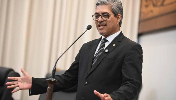 Alunos de escola no Antimary estudam em meio às fezes de animais, denuncia professor e Edvaldo Magalhães cobra providências