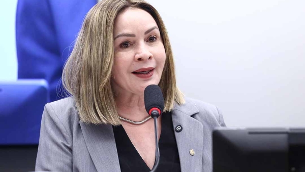 Socorro Neri detona oportunismo político sobre caso de escola em curral e cutuca Tribunal de Contas do Estado