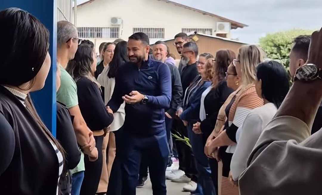 Secretário Aberson Carvalho é recebido com aplausos por servidores após retorno à Educação