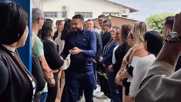 Secretário Aberson Carvalho é recebido com aplausos por servidores após retorno à Educação