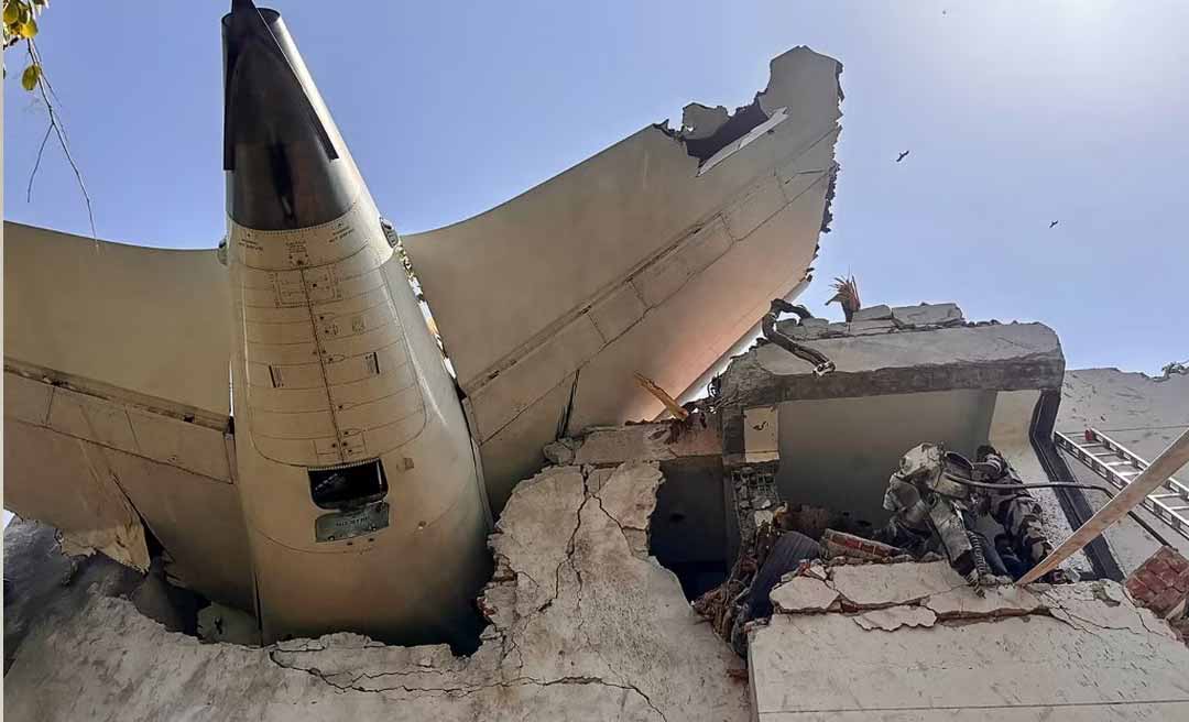 Avião com 242 pessoas cai na Índia e deixa ao menos 200 mortos, segundo autoridades