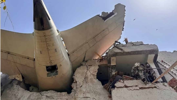 Avião com 242 pessoas cai na Índia e deixa ao menos 200 mortos, segundo autoridades