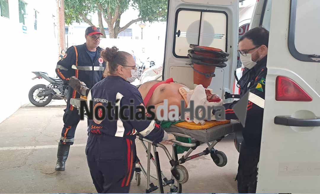 Motorista perde o controle e colide contra poste e palmeira na BR-364, próximo ao bairro Tucumã