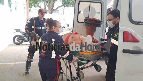 Motorista perde o controle e colide contra poste e palmeira na BR-364, próximo ao bairro Tucumã