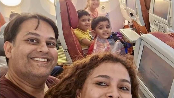 Família manda selfie minutos antes de queda de avião na Índia; mais de 240 pessoas morreram