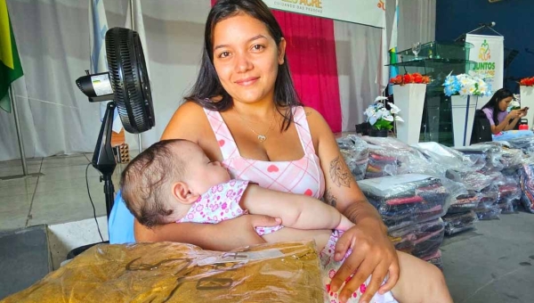 Programa Juntos pelo Acre do governo leva Vestuário Social a moradores do bairro Wanderley Dantas, em Rio Branco