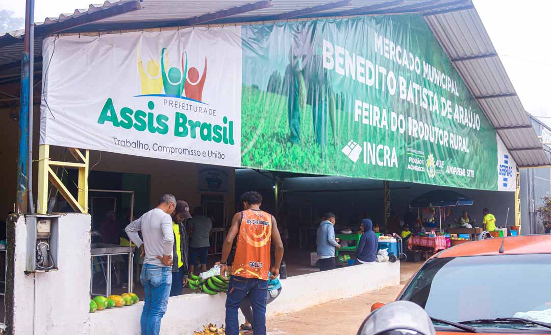 Em Assis Brasil, prefeito visita Feira Municipal no Mercado Benedito Batista e reforça apoio à produção local