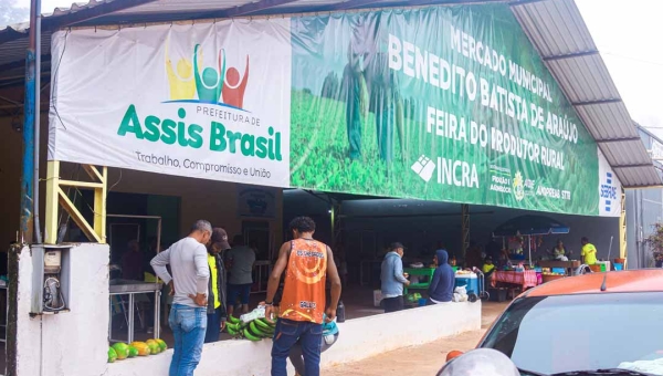 Em Assis Brasil, prefeito visita Feira Municipal no Mercado Benedito Batista e reforça apoio à produção local