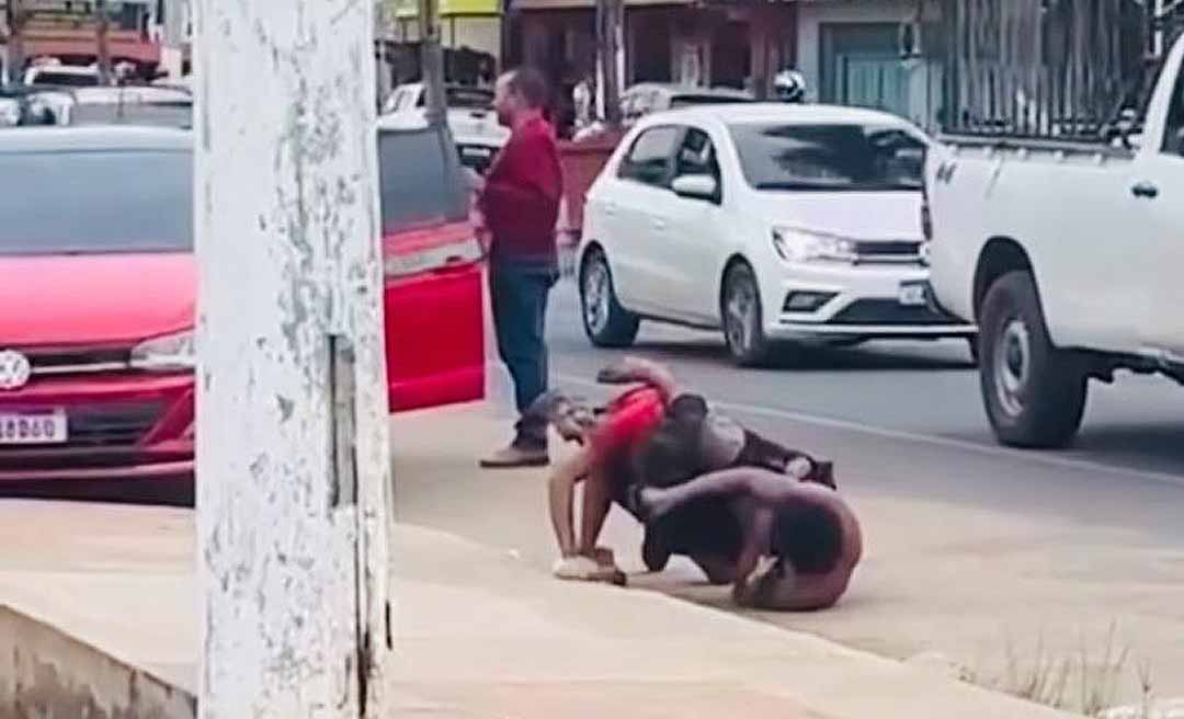 UFC no Juruá: “luta” entre homens em situação de rua chama atenção no Centro de Cruzeiro do Sul