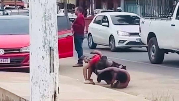 UFC no Juruá: “luta” entre homens em situação de rua chama atenção no Centro de Cruzeiro do Sul