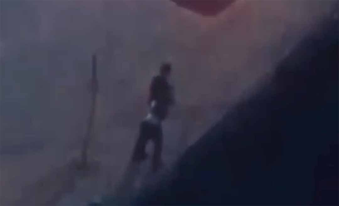 Homem arrasta mulher pelos cabelos em via pública e vídeo da agressão se espalha em grupos de WhatsApp