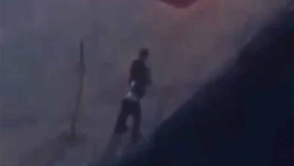 Homem arrasta mulher pelos cabelos em via pública e vídeo da agressão se espalha em grupos de WhatsApp